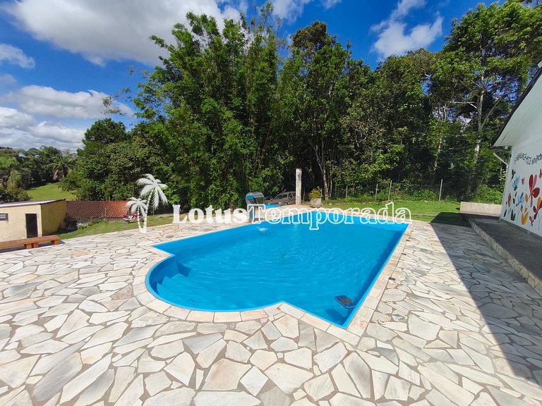 Chácara com 4 dormitórios e lazer completo LT0081