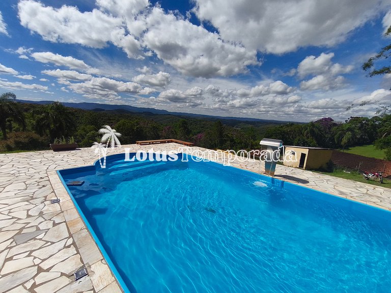 Chácara com 4 dormitórios e lazer completo LT0081