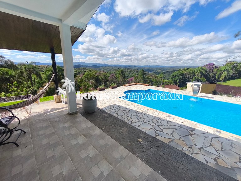 Chácara com 4 dormitórios e lazer completo LT0081