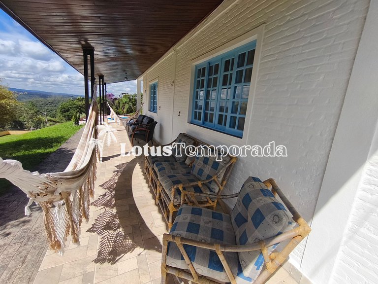 Chácara com 4 dormitórios e lazer completo LT0081