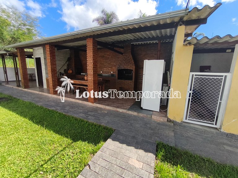 Chácara com 4 dormitórios e lazer completo LT0081