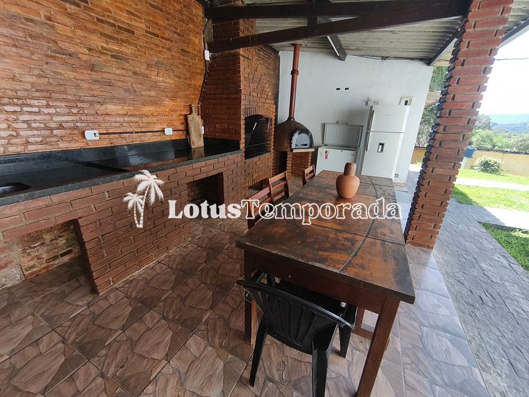 Chácara com 4 dormitórios e lazer completo LT0081