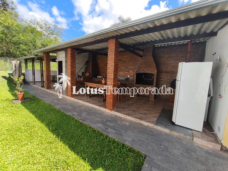 Chácara com 4 dormitórios e lazer completo LT0081