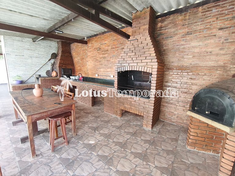 Chácara com 4 dormitórios e lazer completo LT0081