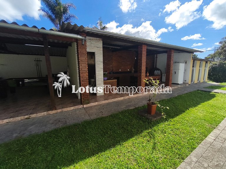 Chácara com 4 dormitórios e lazer completo LT0081