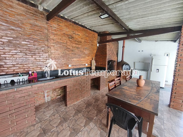 Chácara com 4 dormitórios e lazer completo LT0081