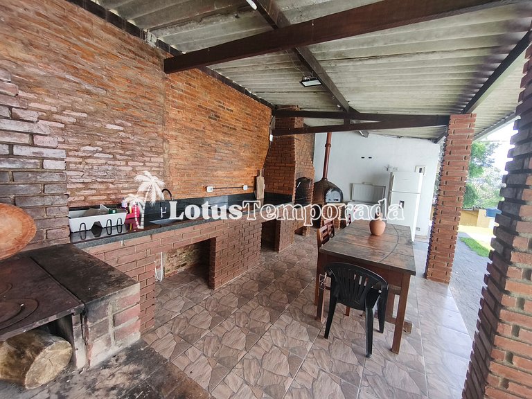 Chácara com 4 dormitórios e lazer completo LT0081