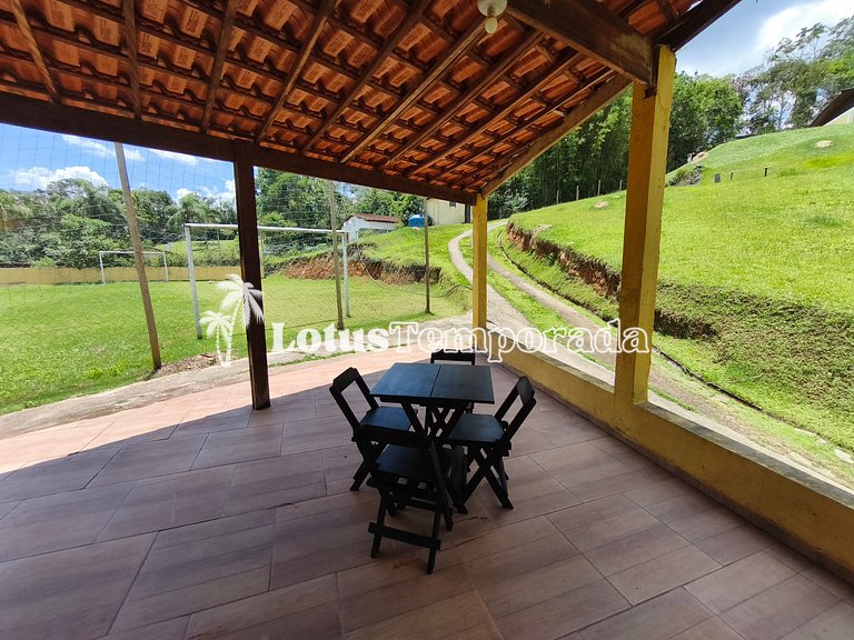 Chácara com 4 dormitórios e lazer completo LT0081