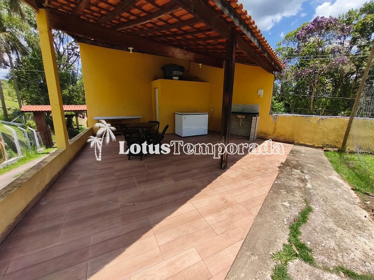 Chácara com 4 dormitórios e lazer completo LT0081