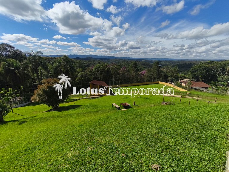 Chácara com 4 dormitórios e lazer completo LT0081