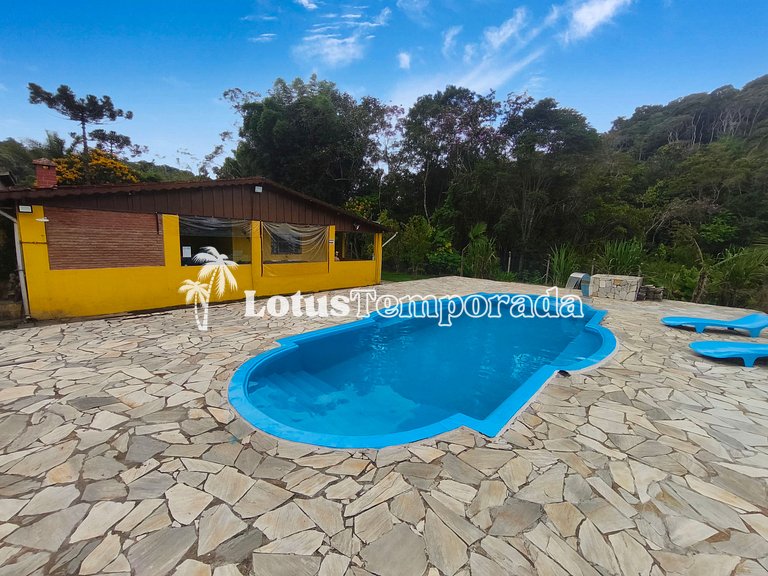 Chácara com piscina, área gourmet e 4 suítes LT0079