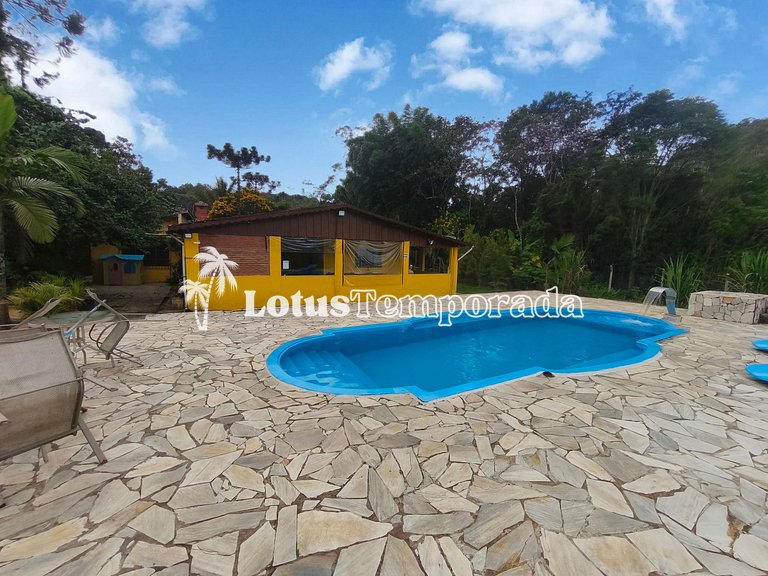Chácara com piscina, área gourmet e 4 suítes LT0079