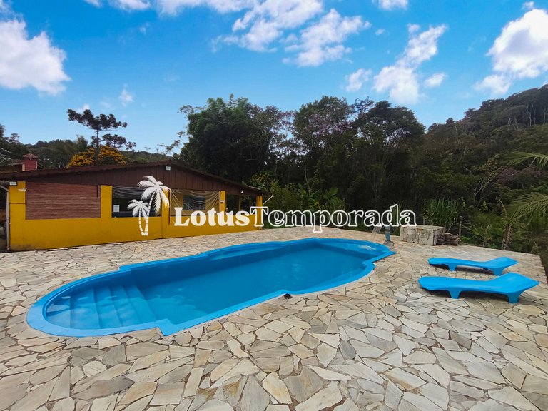 Chácara com piscina, área gourmet e 4 suítes LT0079