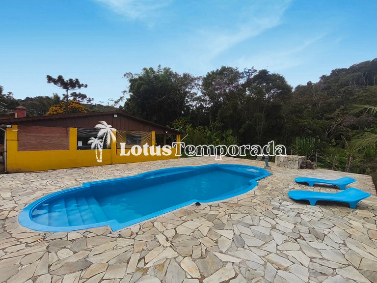 Chácara com piscina, área gourmet e 4 suítes LT0079