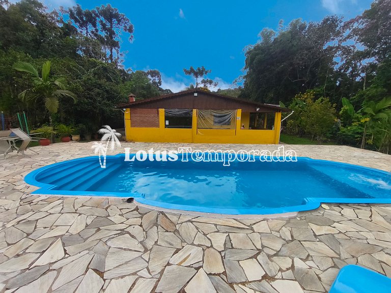 Chácara com piscina, área gourmet e 4 suítes LT0079