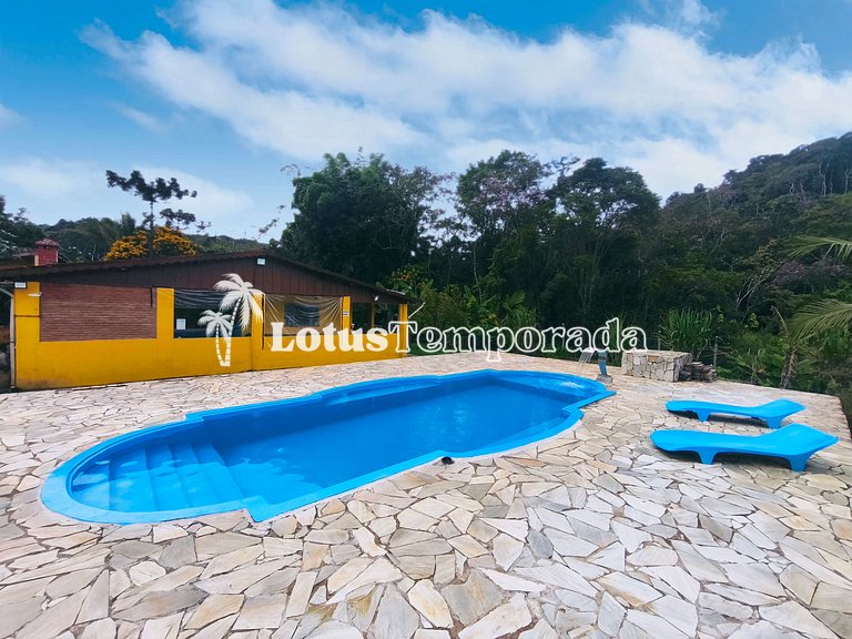 Chácara com piscina, área gourmet e 4 suítes LT0079
