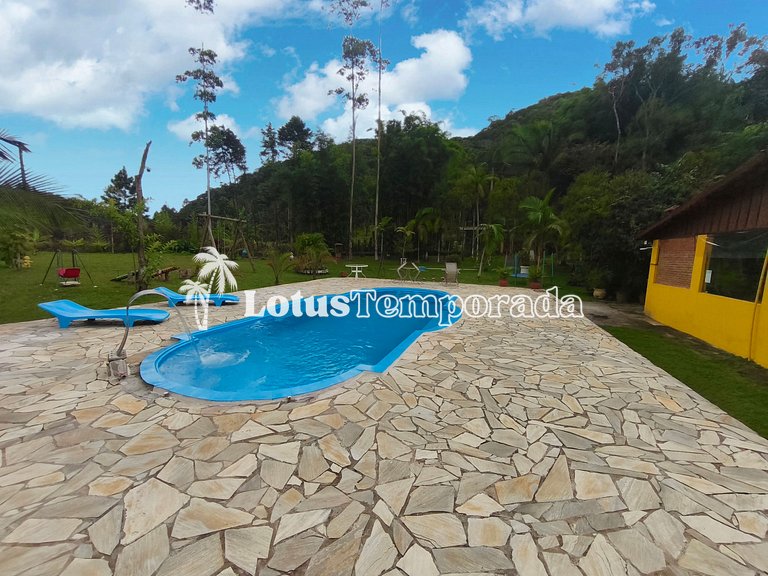 Chácara com piscina, área gourmet e 4 suítes LT0079