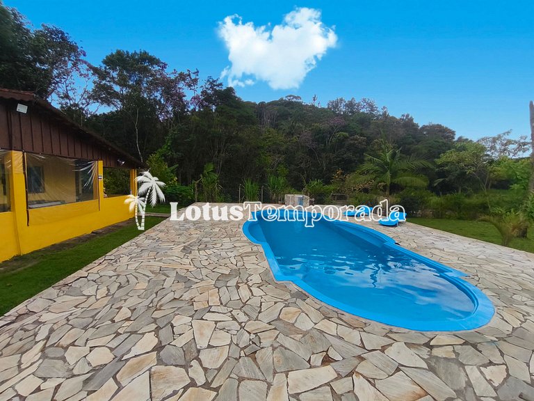 Chácara com piscina, área gourmet e 4 suítes LT0079