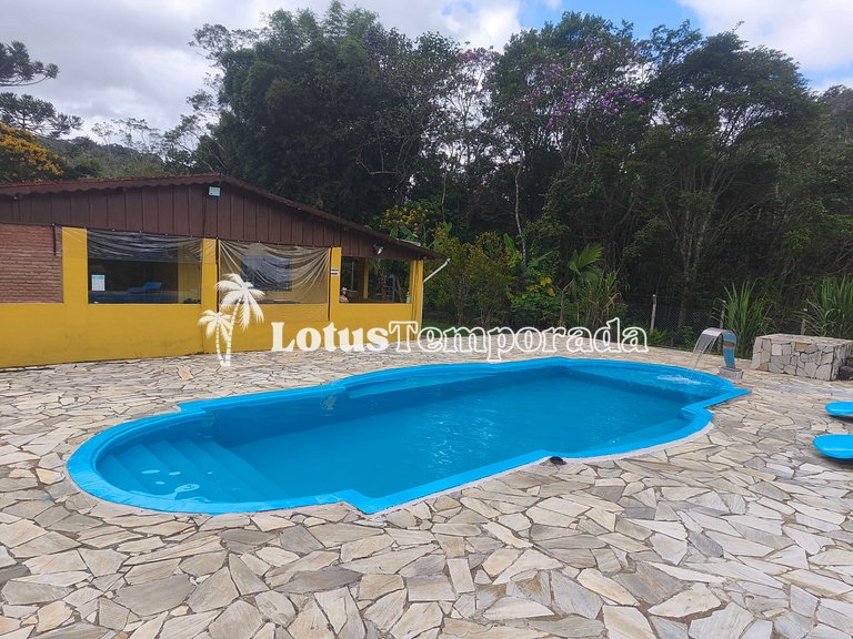 Chácara com piscina, área gourmet e 4 suítes LT0079