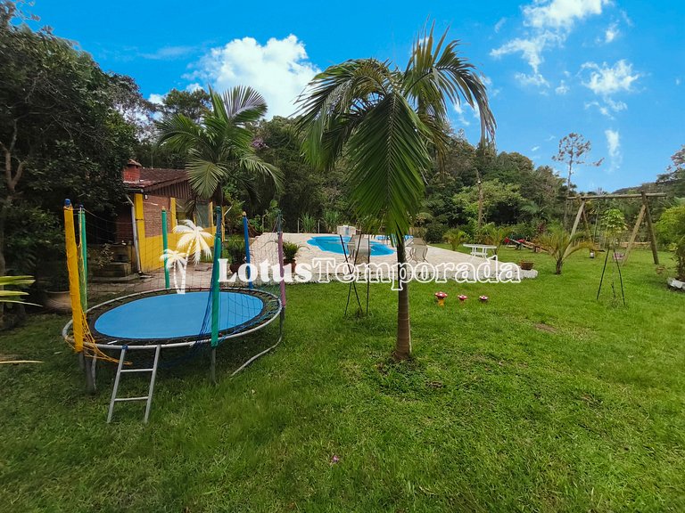 Chácara com piscina, área gourmet e 4 suítes LT0079