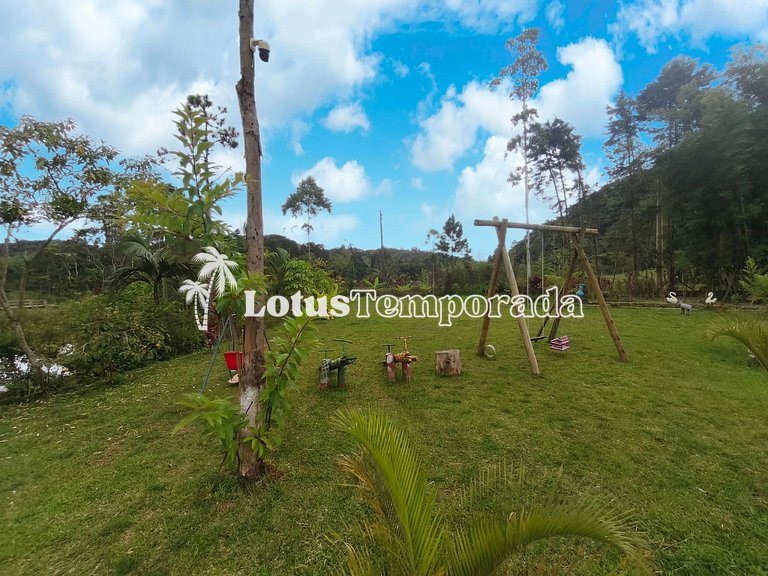 Chácara com piscina, área gourmet e 4 suítes LT0079