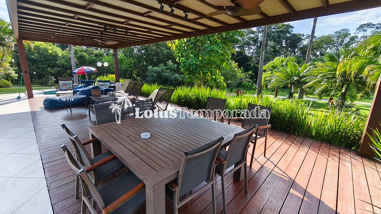 Casa exclusiva com 9 suítes e piscina aquecida LT0092