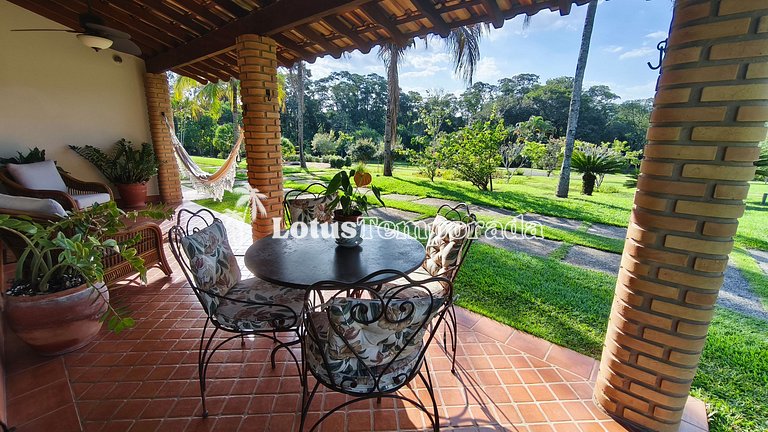 Casa exclusiva com 9 suítes e piscina aquecida LT0092