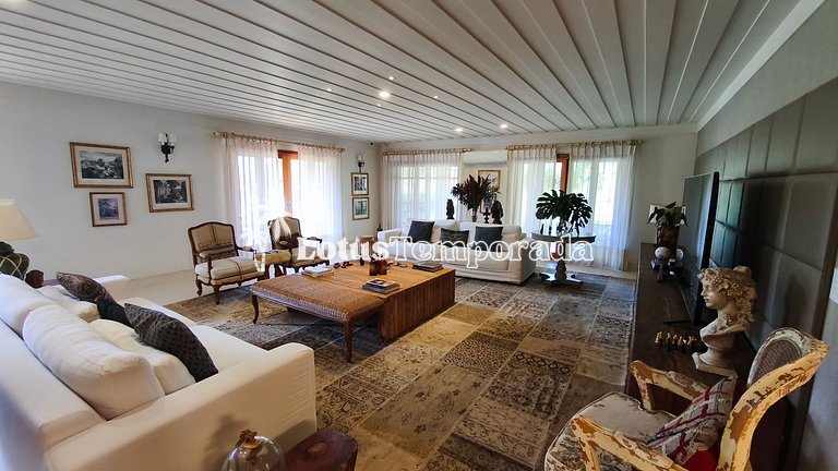 Casa exclusiva com 9 suítes e piscina aquecida LT0092