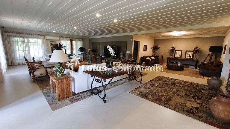 Casa exclusiva com 9 suítes e piscina aquecida LT0092