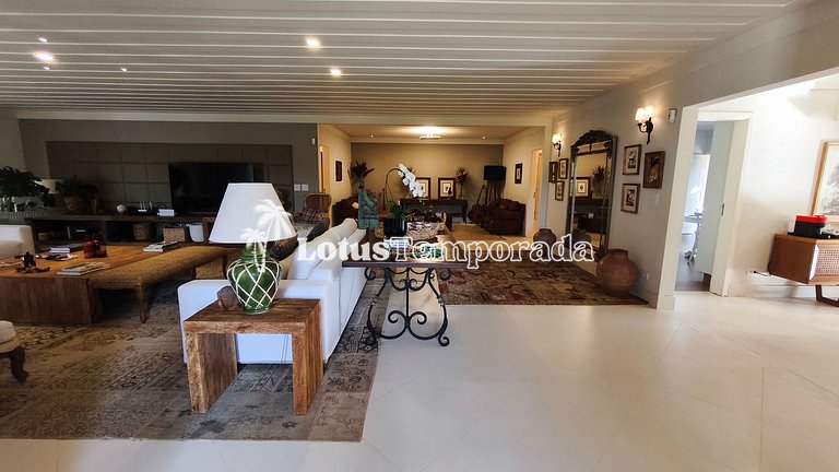 Casa exclusiva com 9 suítes e piscina aquecida LT0092