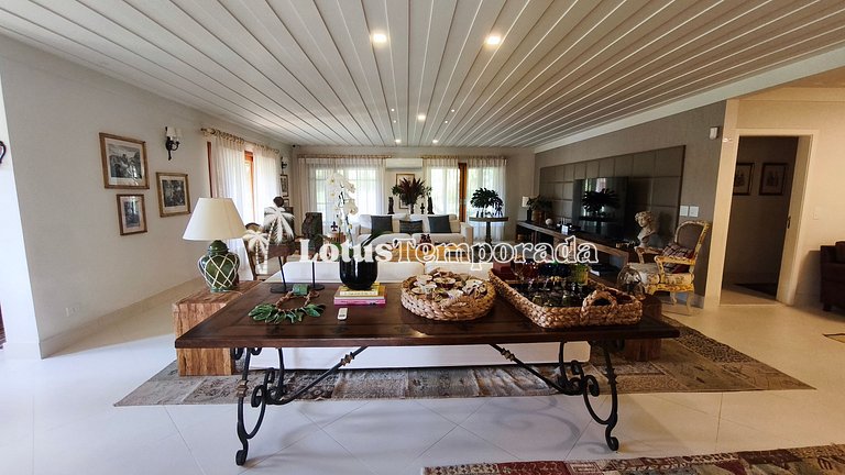 Casa exclusiva com 9 suítes e piscina aquecida LT0092