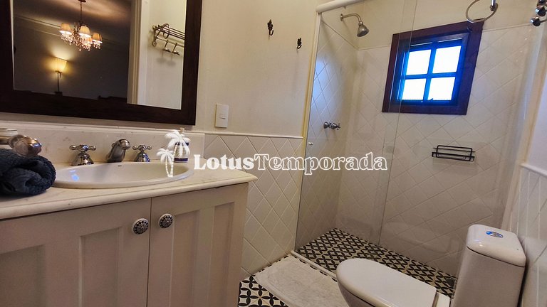 Casa exclusiva com 9 suítes e piscina aquecida LT0092