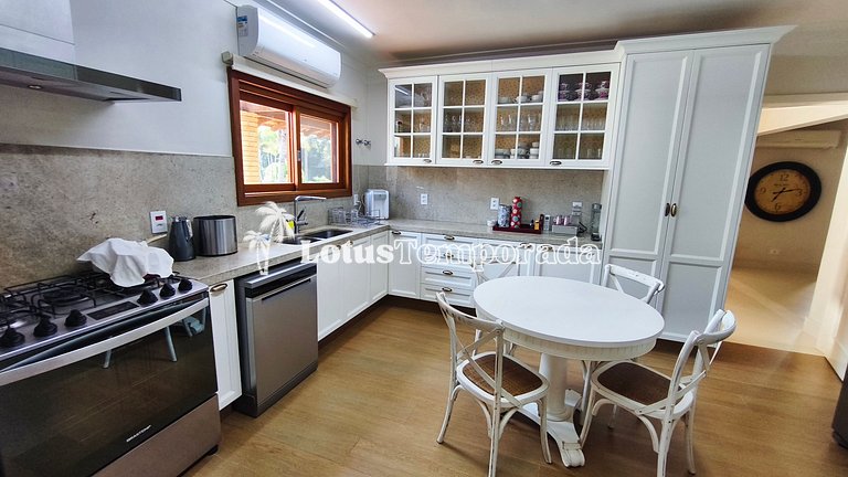 Casa exclusiva com 9 suítes e piscina aquecida LT0092