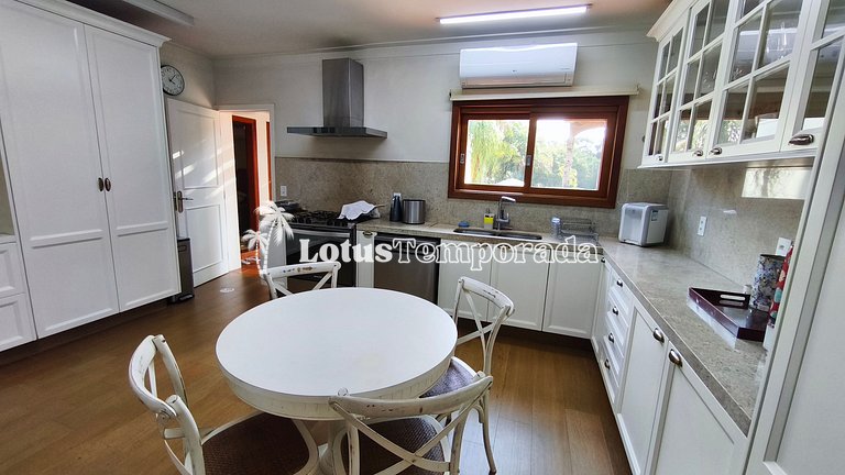 Casa exclusiva com 9 suítes e piscina aquecida LT0092