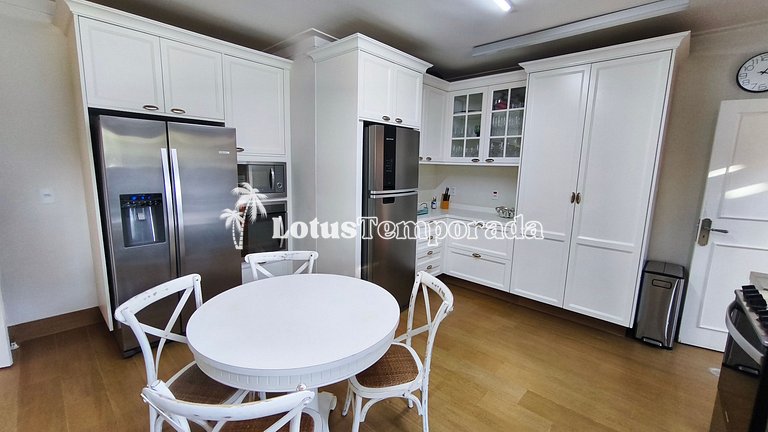 Casa exclusiva com 9 suítes e piscina aquecida LT0092