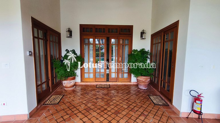 Casa exclusiva com 9 suítes e piscina aquecida LT0092