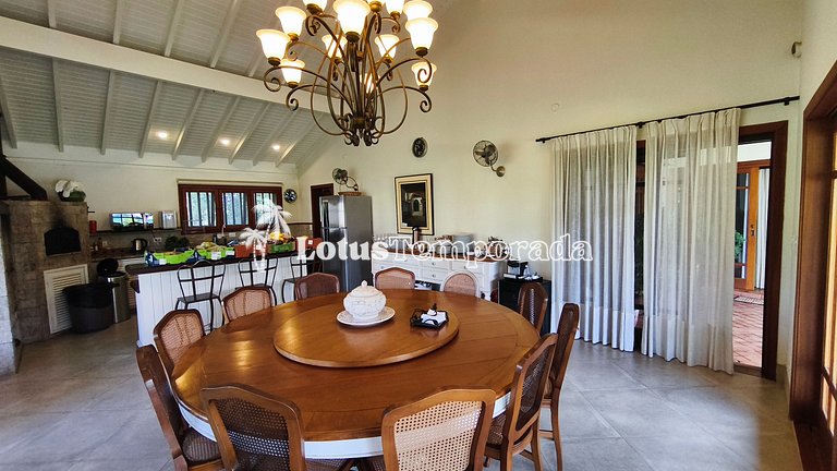 Casa exclusiva com 9 suítes e piscina aquecida LT0092