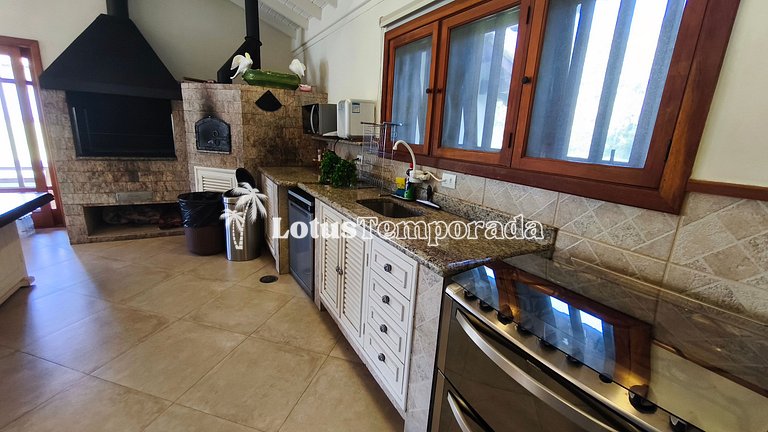 Casa exclusiva com 9 suítes e piscina aquecida LT0092