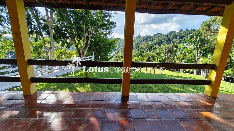Chácara na represa com piscina e lazer LT0096