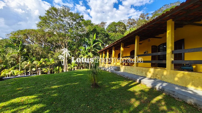 Chácara na represa com piscina e lazer LT0096