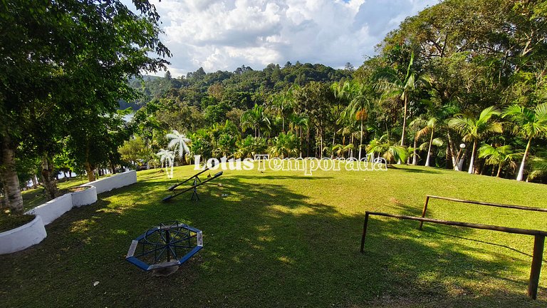 Chácara na represa com piscina e lazer LT0096