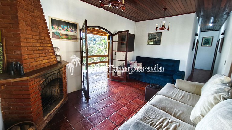Chácara na represa com piscina e lazer LT0096