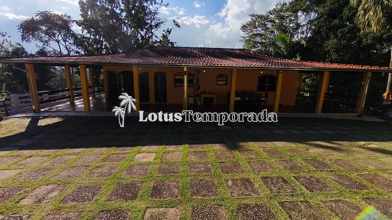 Chácara na represa com piscina e lazer LT0096
