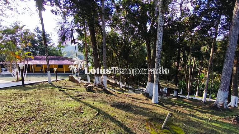 Chácara na represa com piscina e lazer LT0096