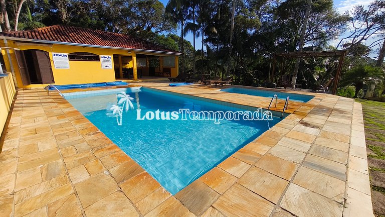 Chácara na represa com piscina e lazer LT0096