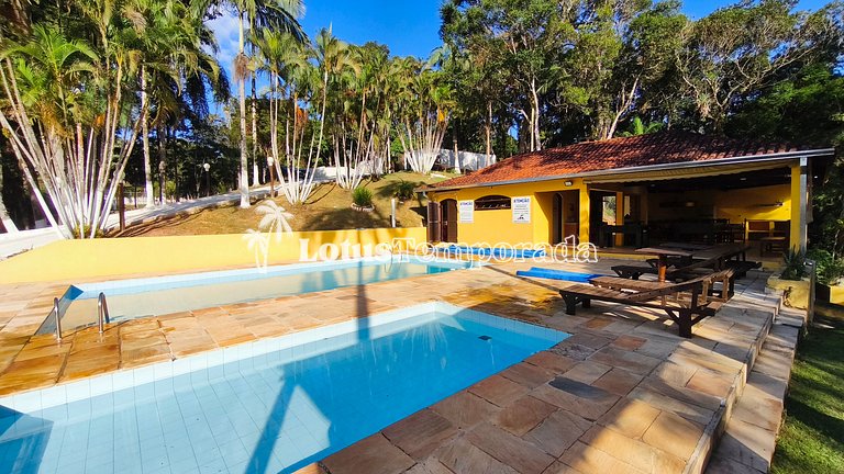 Chácara na represa com piscina e lazer LT0096