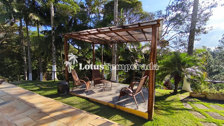 Chácara na represa com piscina e lazer LT0096