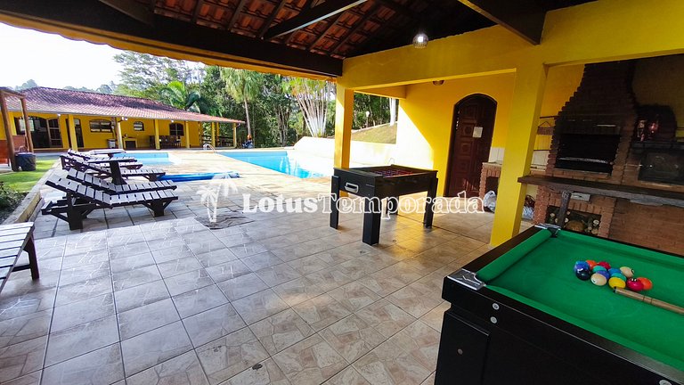 Chácara na represa com piscina e lazer LT0096