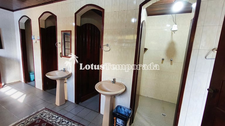 Chácara na represa com piscina e lazer LT0096