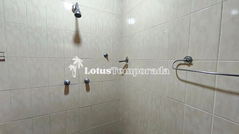 Chácara na represa com piscina e lazer LT0096
